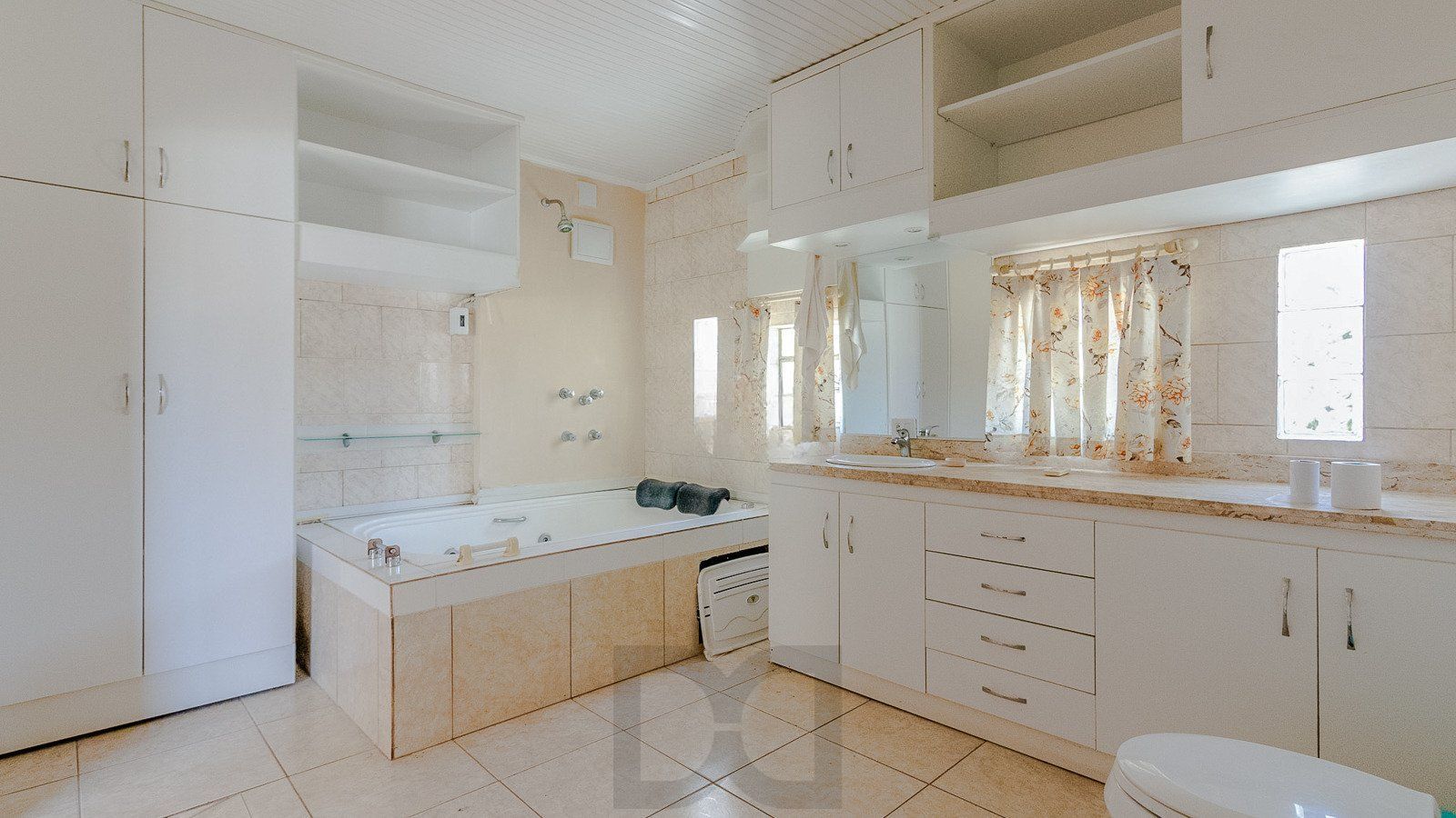 Excelente casa de 308 m² com 4 suítes e 4 vagas de garagem. — foto 3