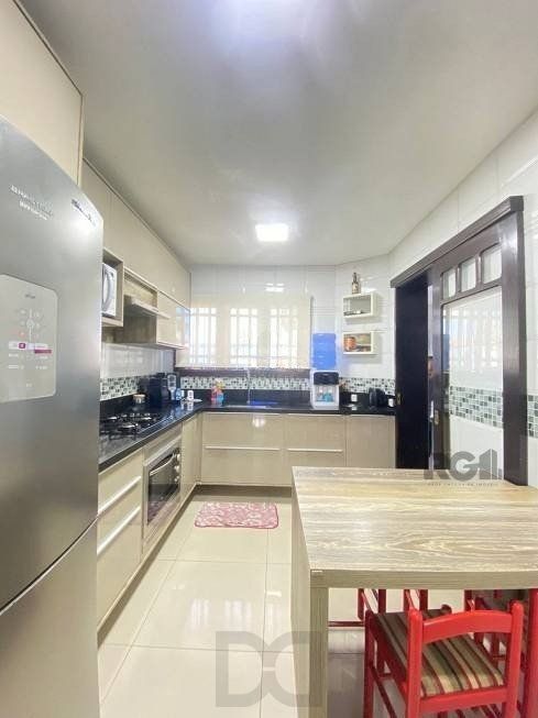 Excelente casa de 300m² com 4 dormitórios no bairro Sarandi. — foto 8