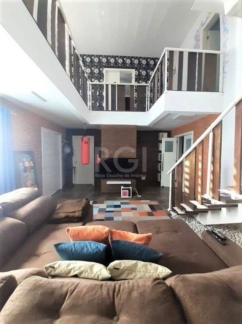Casa com 233m², 2 dormitórios sendo 1 suíte, living com lareira, espaço gourmet com churrasqueira, pátio e 2 vagas de garagem no bairro Sarandi — foto 2