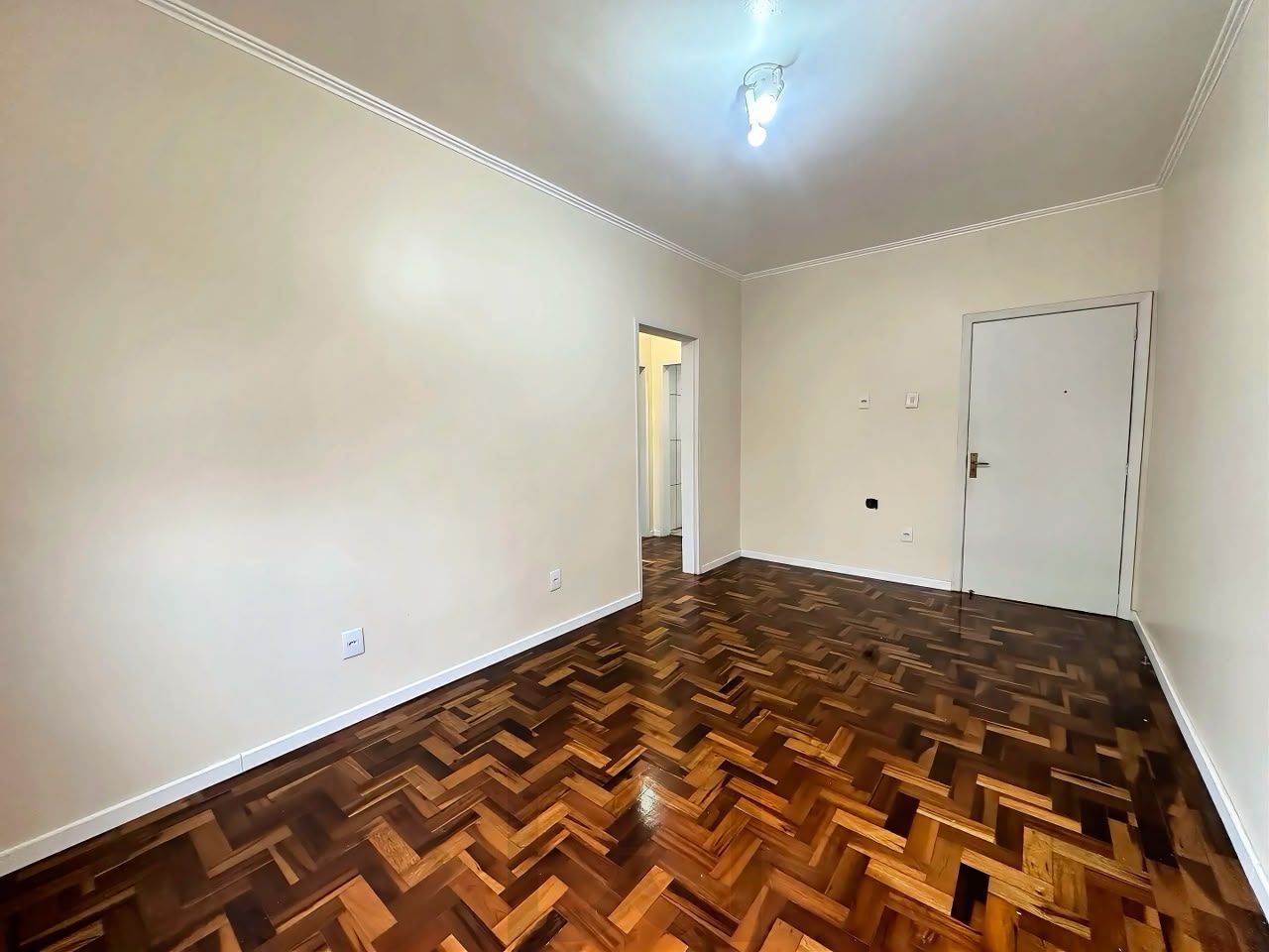 Apartamento 02 dormitórios, Dependência empregada completa, reformado — foto 3