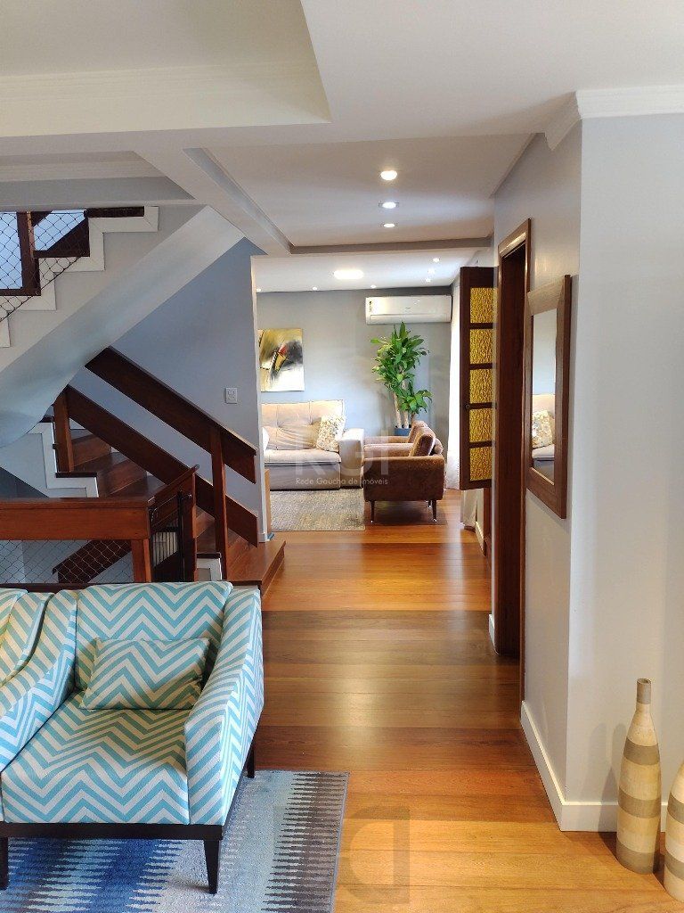 Excelente casa com 03 suíte, espaço gourmet com churrasqueira, living com lareira, pátio com piscina e garagem para 02 carros no bairro Espírito Santo — foto 9