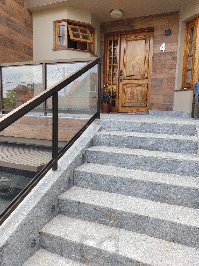 Excelente casa com 03 suíte, espaço gourmet com churrasqueira, living com lareira, pátio com piscina e garagem para 02 carros no bairro Espírito Santo — foto 51