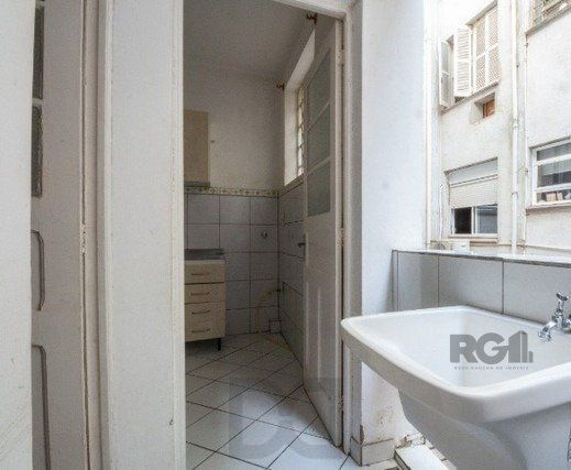 apartamento amplo e bem localizado de 2 dormitórios+dependência — foto 6