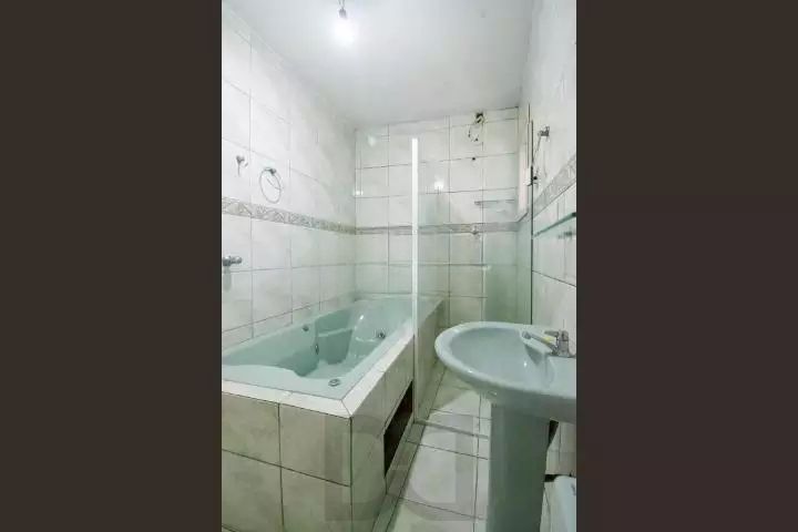 VENDE – AMPLA CASA RESIDENCIAL COM PISCINA E 5 VAGAS — foto 20