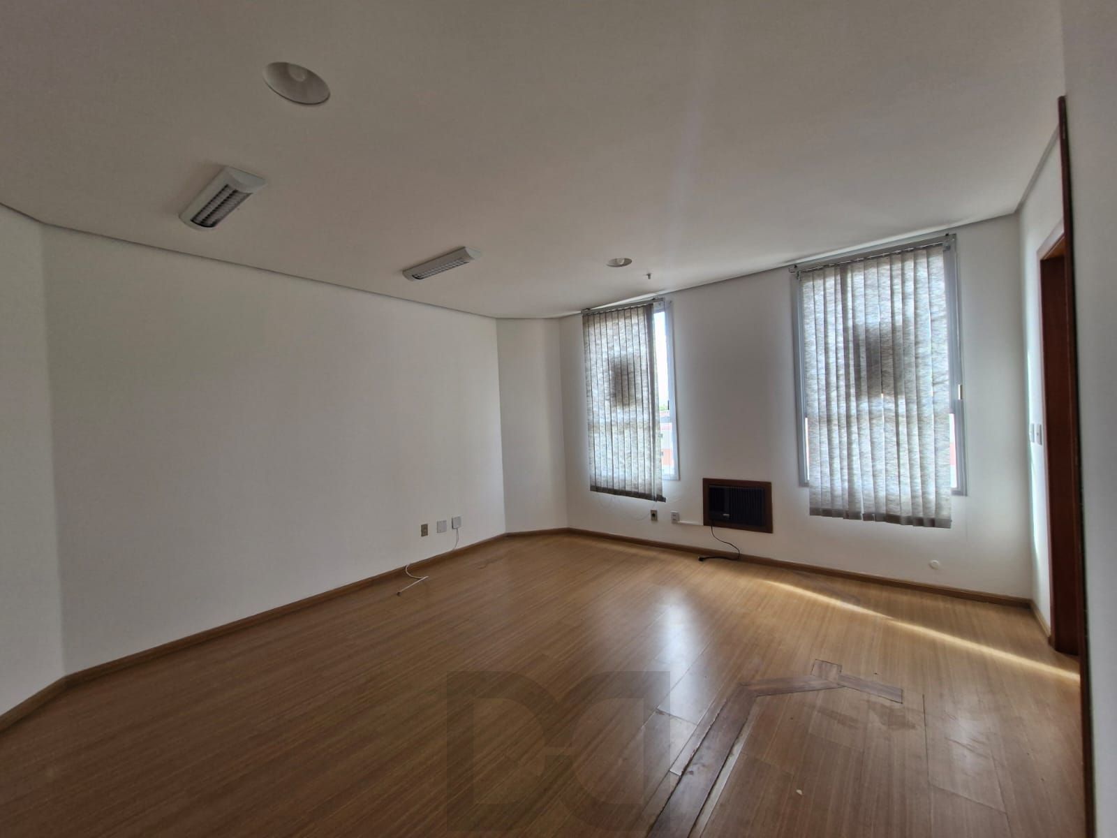 Sala comercial em prédio com elevador, no bairro Teresópolis. — foto 4