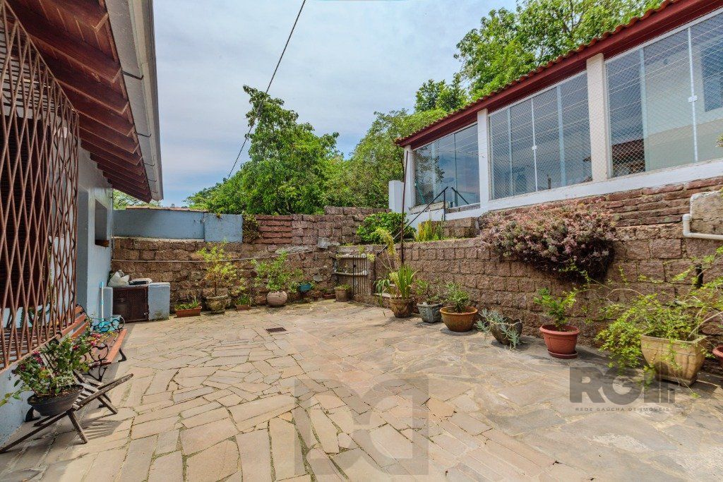 Casa 253m², 3 suítes, pátio, churrasqueira e vaga de garagem para 4 carros no bairro Nonoai — foto 24