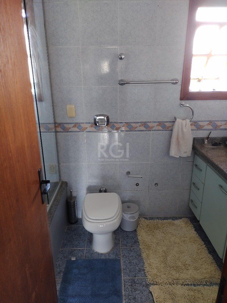 Excelente casa com 03 suíte, espaço gourmet com churrasqueira, living com lareira, pátio com piscina e garagem para 02 carros no bairro Espírito Santo — foto 24