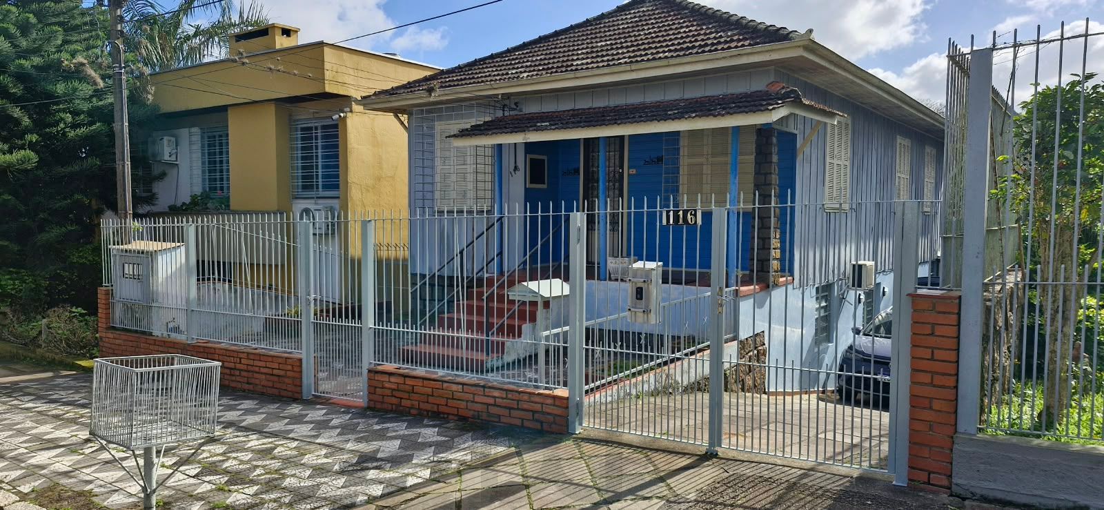 2 Casas no mesmo terreno, 2 dormitórios cada, 2 garagem, ensolarada, rua calma e arborizada — foto 1