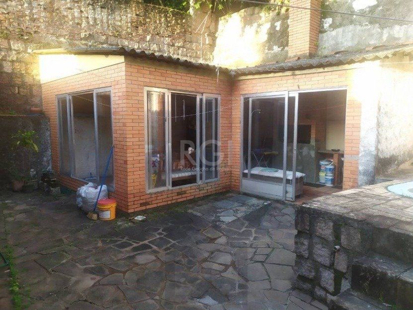 Casa com 03 dormitórios, churrasqueira, pátio com piscina e 5 vagas de garagem no bairro Menino Deus — foto 19
