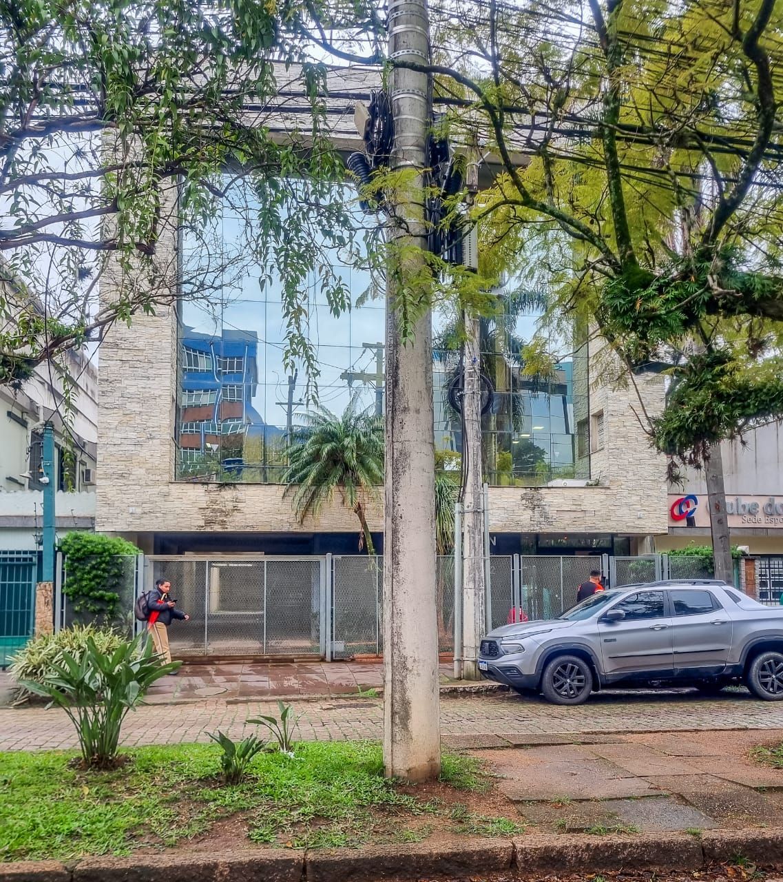 SALA COM VAGA A 200 M DO SHOPPING PRAIA DE BELAS — foto 4