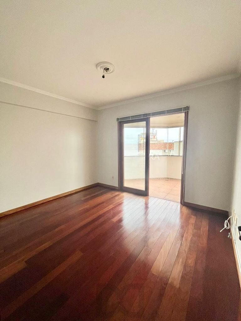 Apartamento de 4 dormitórios e 184m² à venda em Menino Deus, Porto Alegre. — foto 7