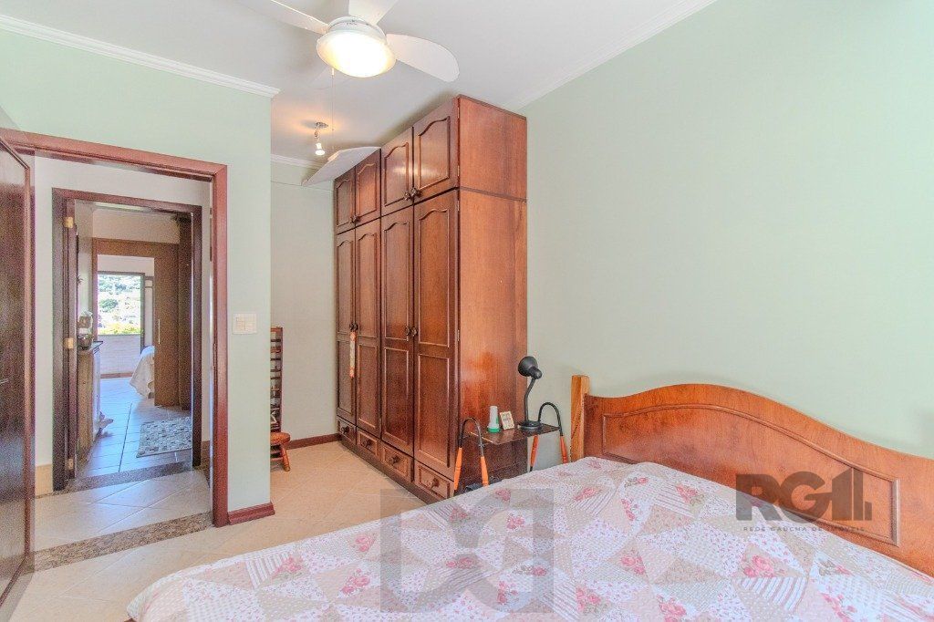 Linda casa de 04 dormitórios com vista livre no Bairro Teresópolis — foto 36