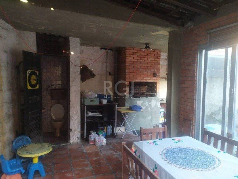 Casa com 03 dormitórios, churrasqueira, pátio com piscina e 5 vagas de garagem no bairro Menino Deus — foto 21
