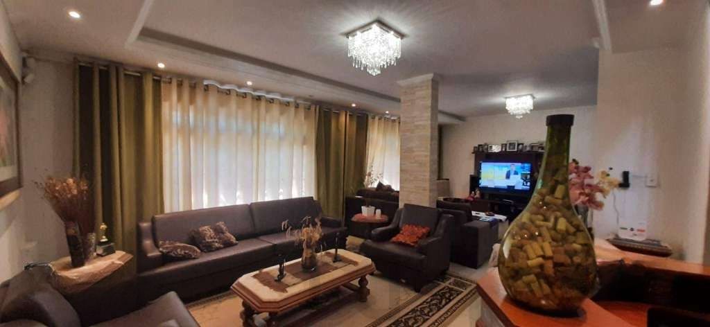 VENDE – AMPLA CASA RESIDENCIAL COM PISCINA E 5 VAGAS — foto 4
