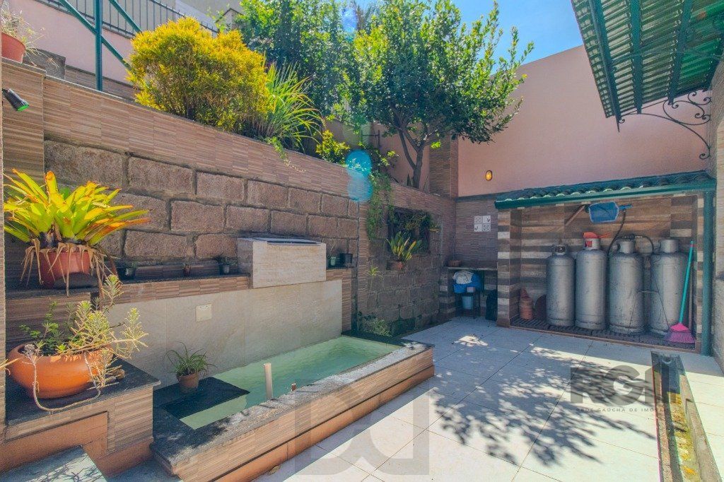 Linda casa de 04 dormitórios com vista livre no Bairro Teresópolis — foto 23