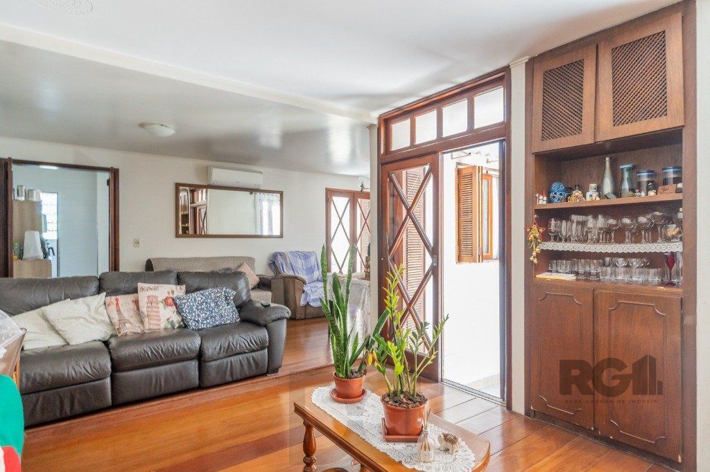 Casa com 4 dormitórios no bairro Gloria — foto 1