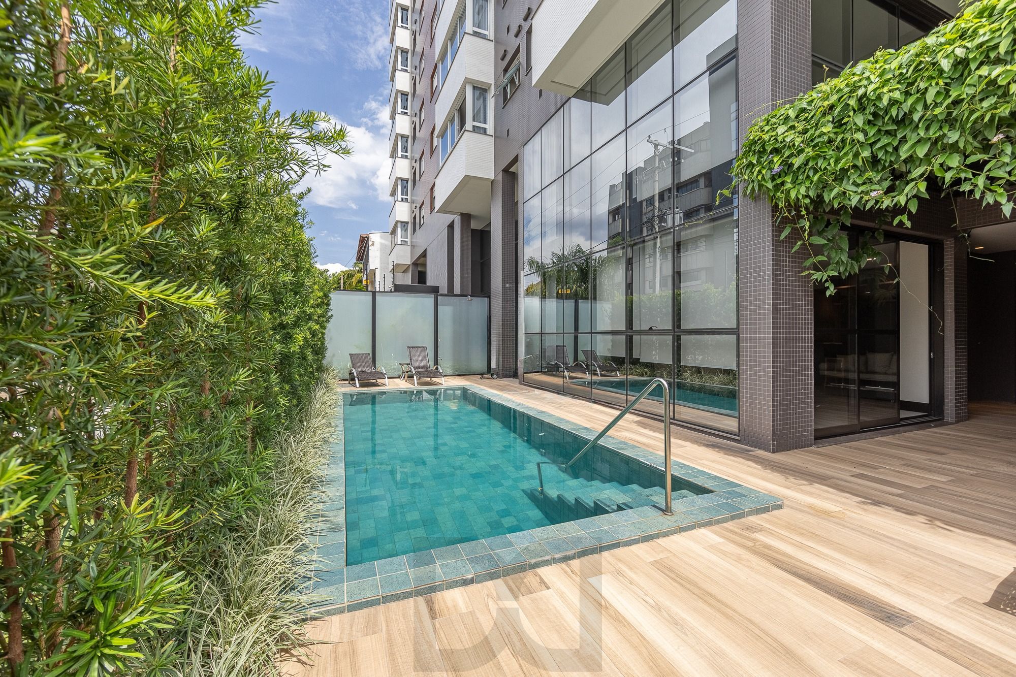 Apartamento Garden de 3 dormitórios no bairro Menino Deus - Porto Alegre. — foto 22
