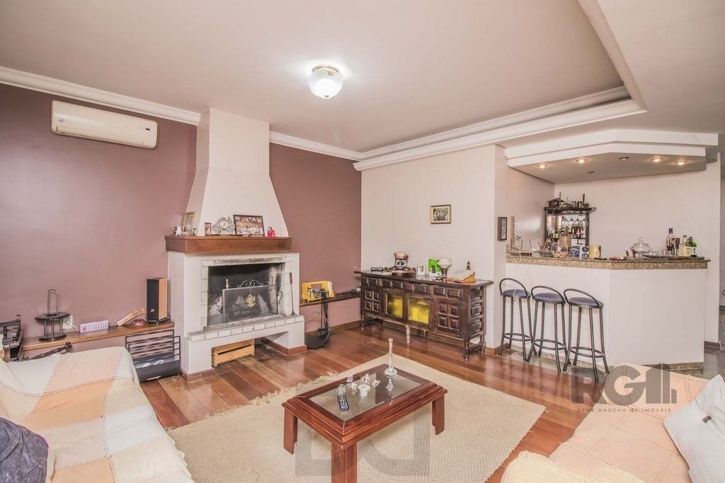 Casa de 329m² - 4 dormitórios, 1 suíte, 6 vagas no bairro Vila Jardim — foto 1