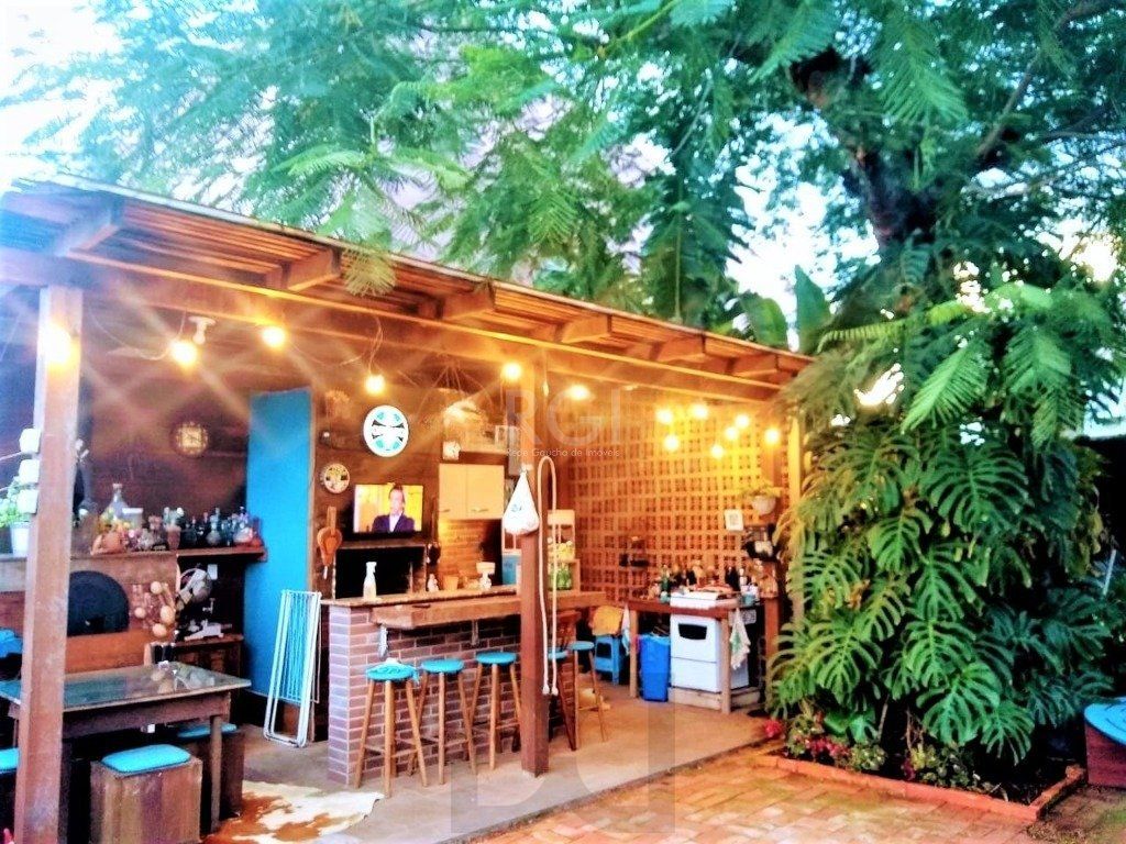 Casa com 233m², 2 dormitórios sendo 1 suíte, living com lareira, espaço gourmet com churrasqueira, pátio e 2 vagas de garagem no bairro Sarandi — foto 1