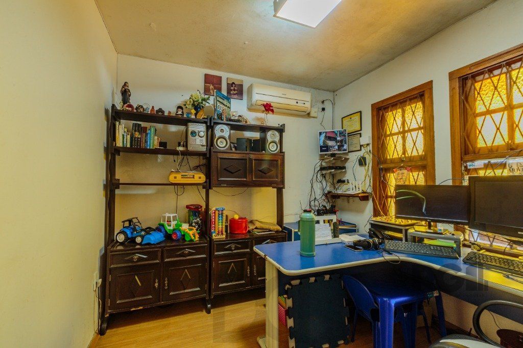 Casa 253m², 3 suítes, pátio, churrasqueira e vaga de garagem para 4 carros no bairro Nonoai — foto 7