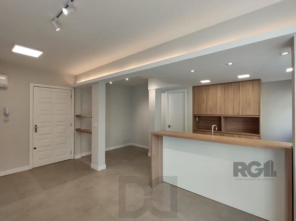 Apartamento semi mobiliado, 67m², 2 dormitórios, 1 vaga no bairro Petrópolis — foto 2