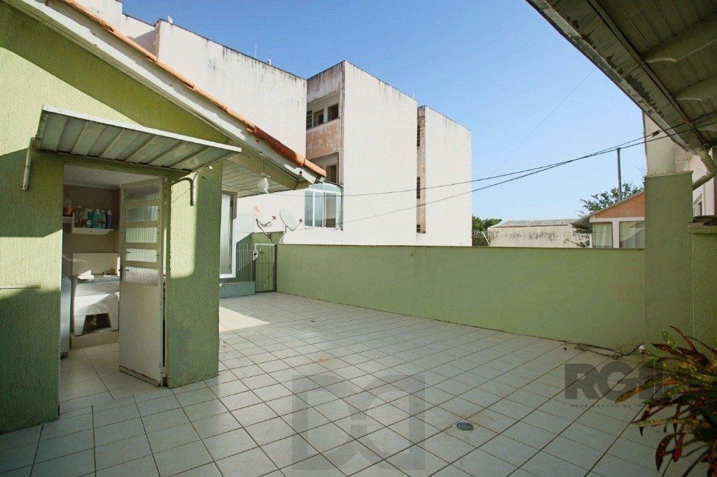 Excelente casa de 235m² com 4 dormitórios e 3 vagas no bairro Azenha. — foto 18