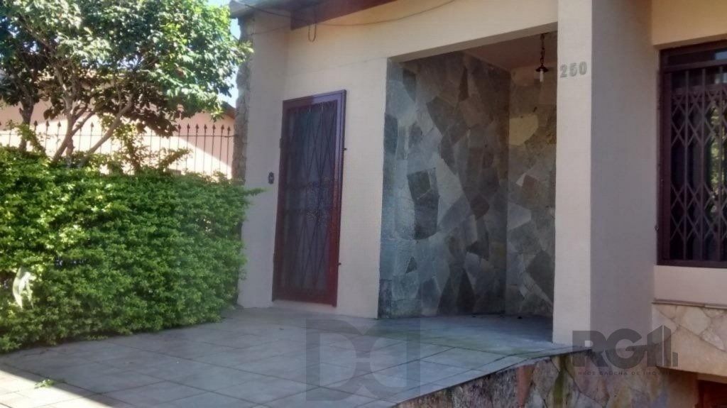 Casa com 3 dormitórios e amplo pátio com grama. — foto 2