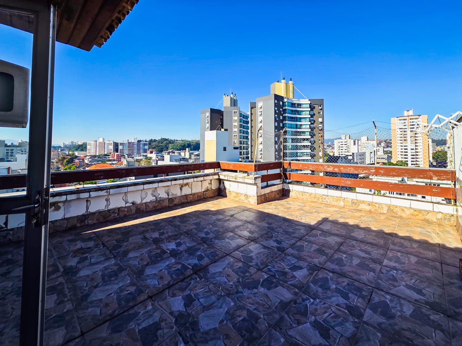 COBERTURA NO MENINO DEUS - 2 DORM, 2 BANH, 2 VAGAS COBERTAS - VISTA PANORÂMICA — foto 31