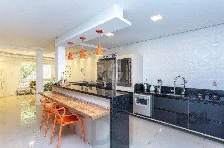 Casa com 03 dormitórios, 01 suíte, pátio, terraço com churrasqueira e vaga de garagem para 03 carros no bairro Ipanema — foto 10