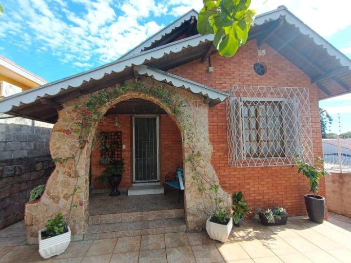 Casa para Venda - 142.8m², 4 dormitórios, 5 vagas - Teresópolis — foto 1