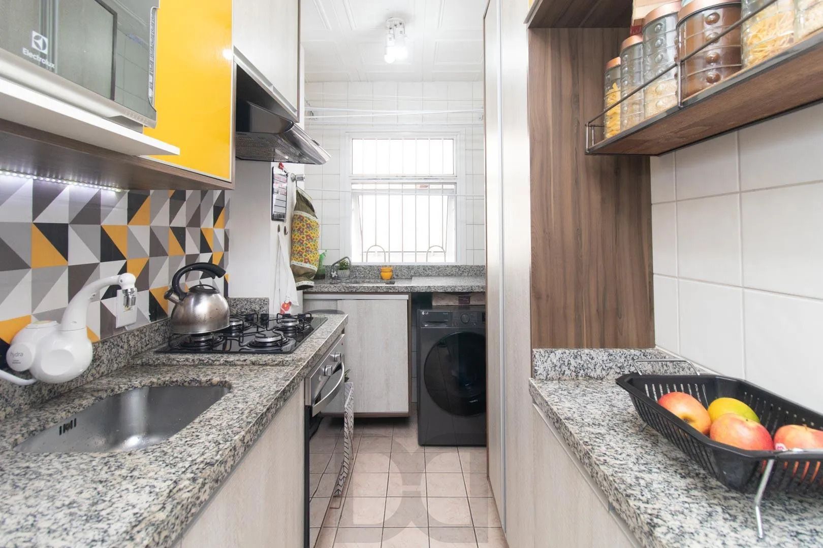 Apartamento de 2 dormitórios com 1 vaga de garagem. Prédio com elevador. Bairro Cristal — foto 17