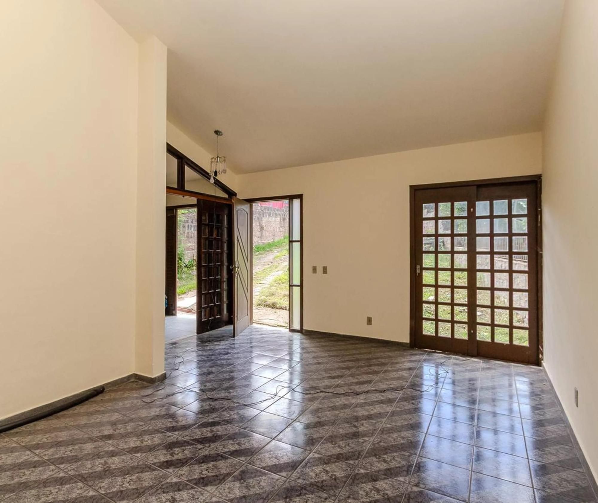 Casa à Venda na Rua da Gruta – 241,99m² – Próxima ao Hospital Divina Providência — foto 2