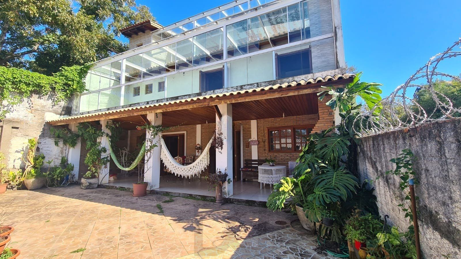 Casa com 4 dormitórios, 2 vagas e 300m² á venda — foto 1