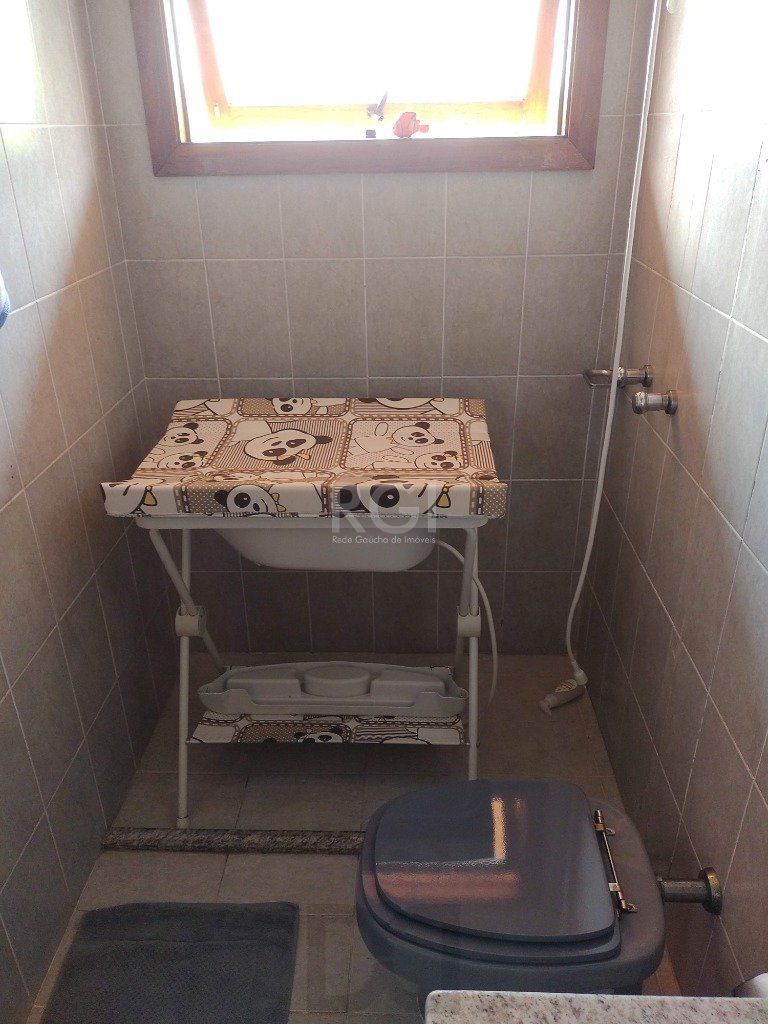 Excelente casa com 03 suíte, espaço gourmet com churrasqueira, living com lareira, pátio com piscina e garagem para 02 carros no bairro Espírito Santo — foto 33