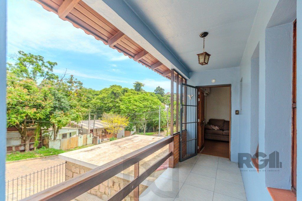 Casa 253m², 3 suítes, pátio, churrasqueira e vaga de garagem para 4 carros no bairro Nonoai — foto 33