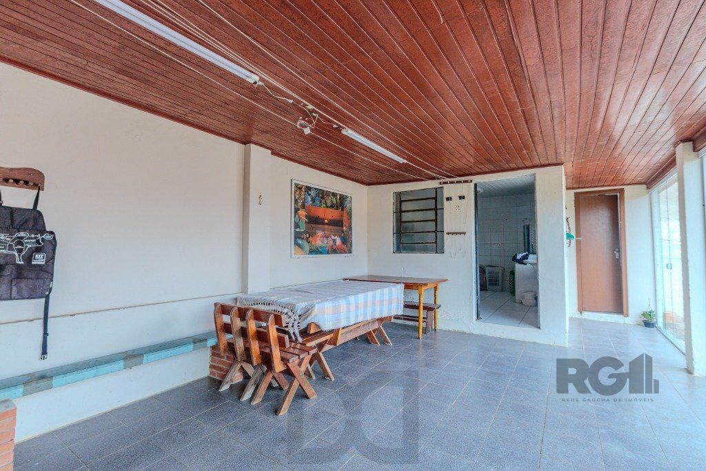 Casa 253m², 3 suítes, pátio, churrasqueira e vaga de garagem para 4 carros no bairro Nonoai — foto 28