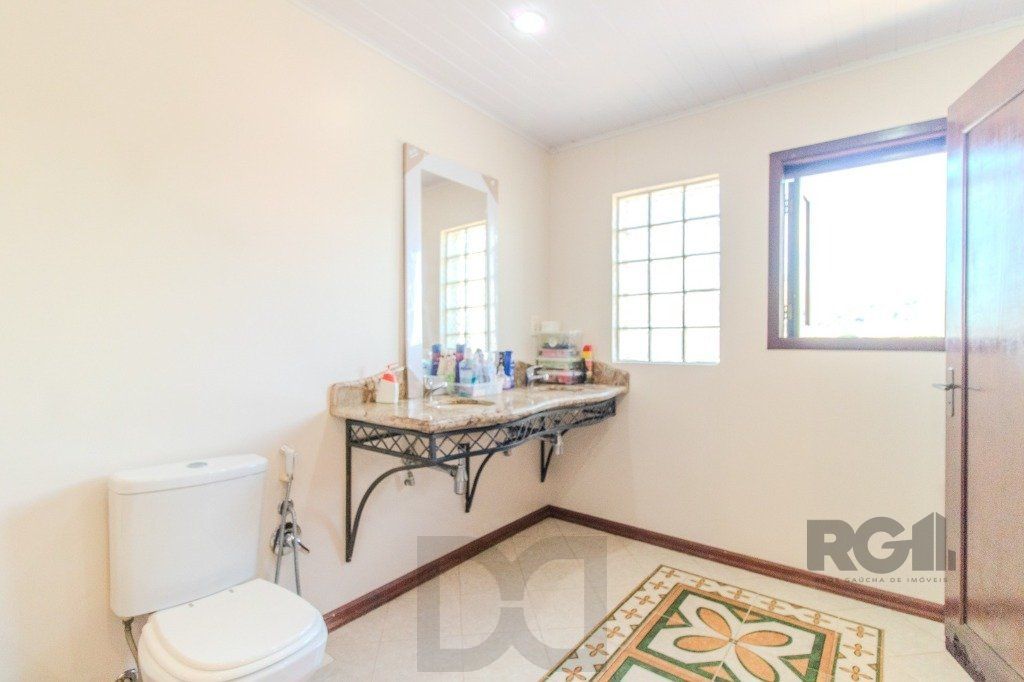 Linda casa de 04 dormitórios com vista livre no Bairro Teresópolis — foto 40