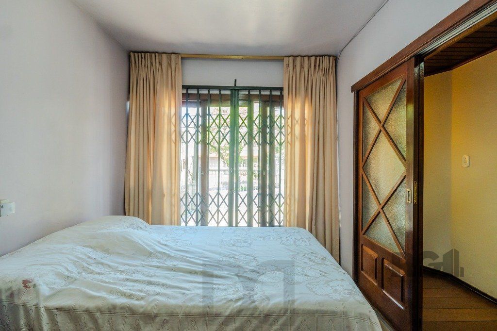 Casa com 4 dormitórios no bairro Gloria — foto 9