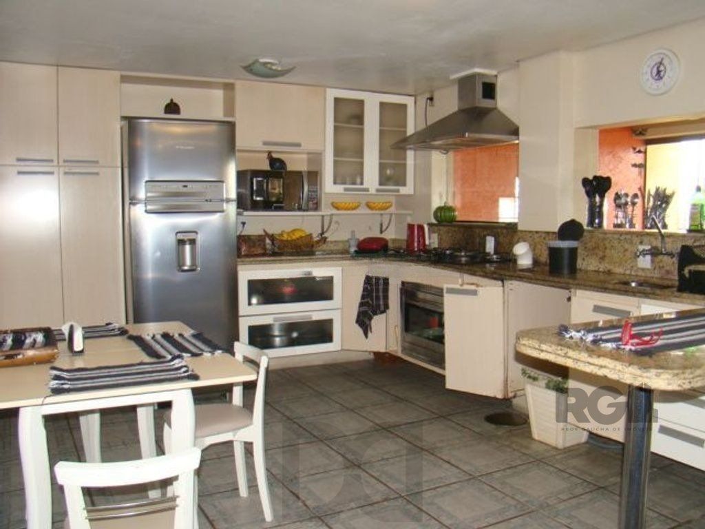 Casa de 370m² - 4 dormitórios, 2 suítes e 4 vagas de garagem no bairro Espírito Santo — foto 24