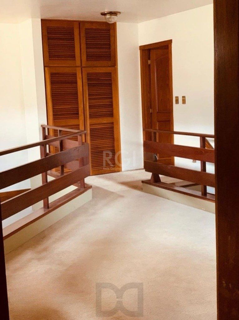 Encantadora residência com 03 dormitórios sendo 01 suíte e piscina. — foto 11