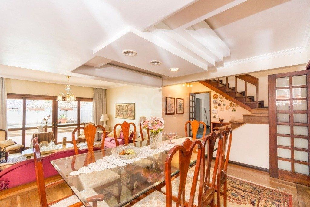 Casa de 333m² com 4 dormitórios, pátio com piscina, espaço gourmet com churrasqueira e 4 vaga de garagem no bairro Passo da Areia — foto 1