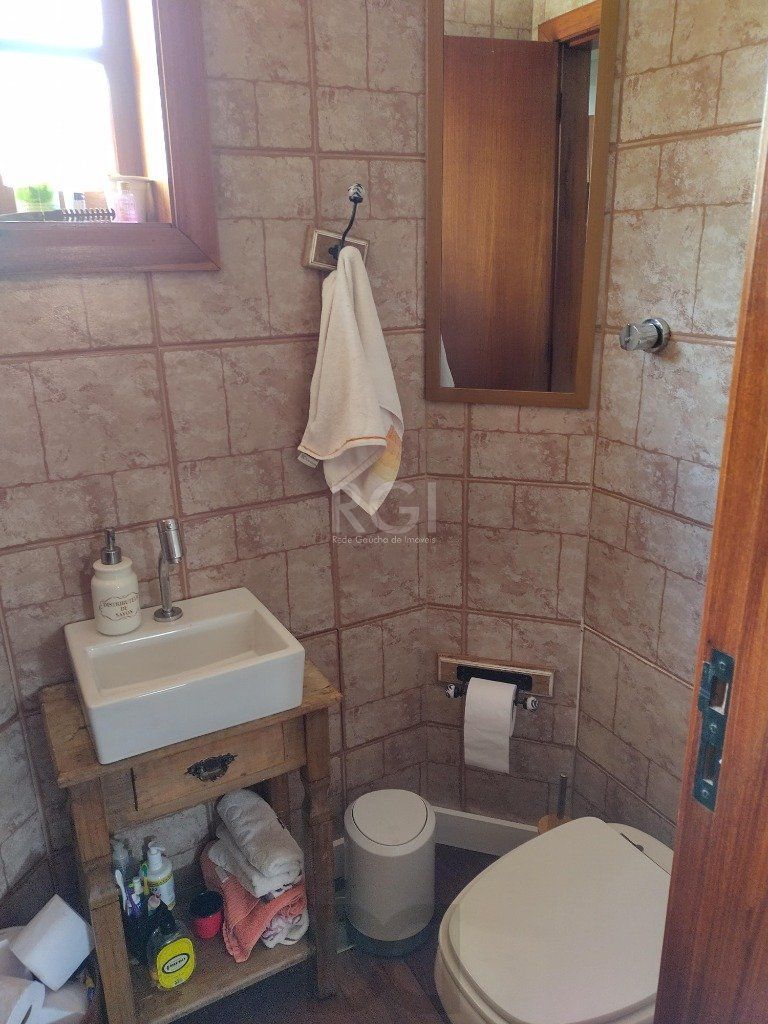 Excelente casa com 03 suíte, espaço gourmet com churrasqueira, living com lareira, pátio com piscina e garagem para 02 carros no bairro Espírito Santo — foto 10