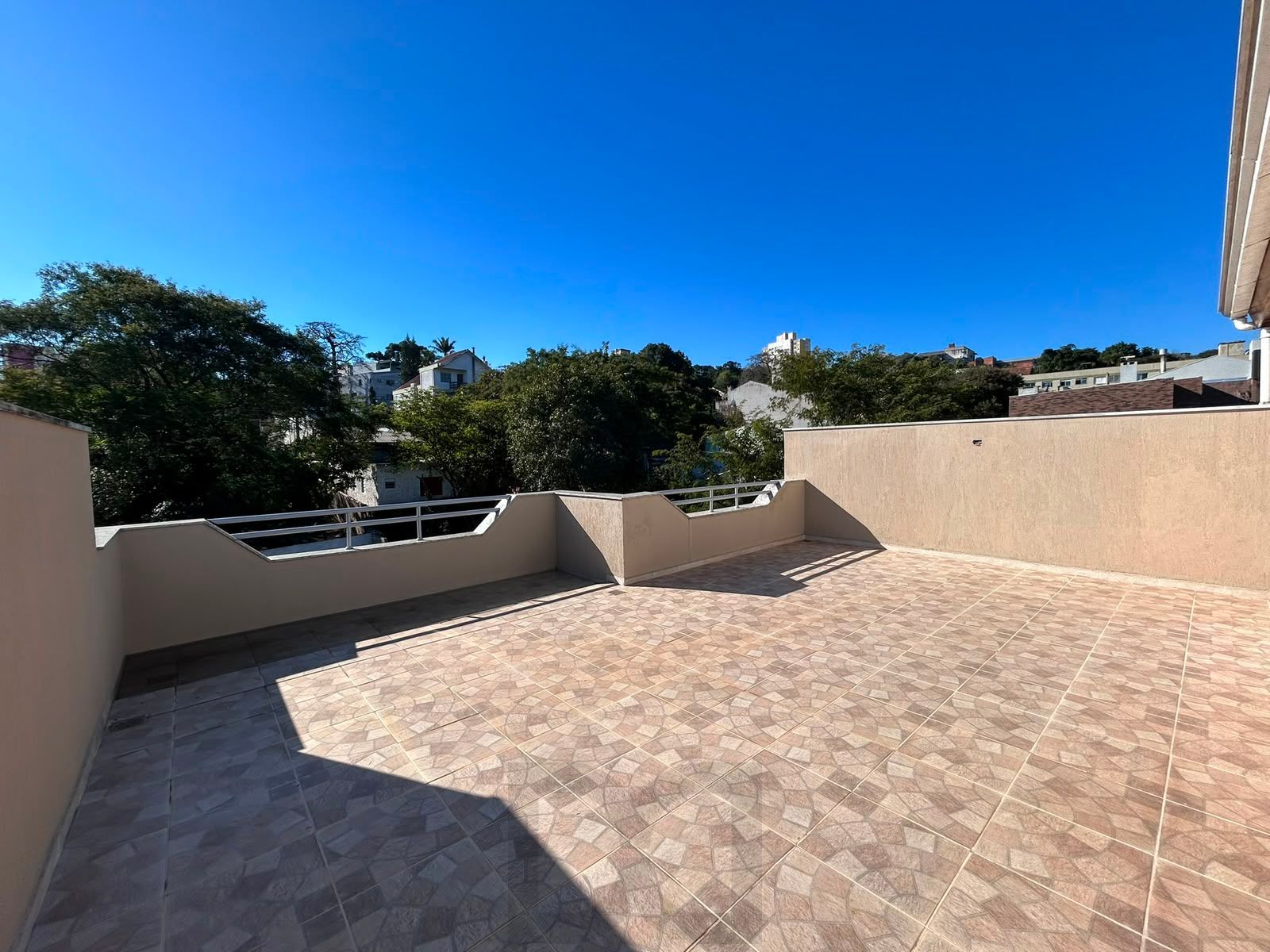 Apartamento 2 dormitórios no bairro Medianeira em Porto Alegre para Alugar — foto 1
