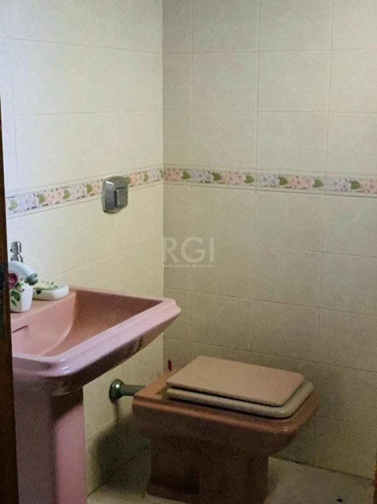 Encantadora residência com 03 dormitórios sendo 01 suíte e piscina. — foto 16