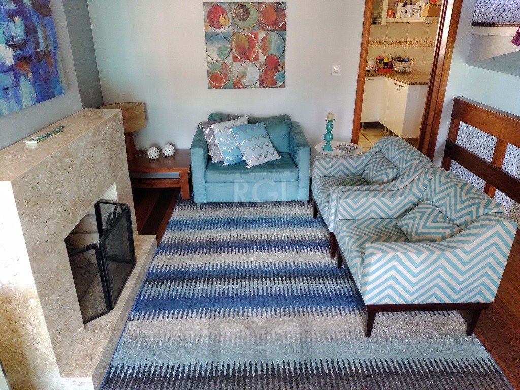 Excelente casa com 03 suíte, espaço gourmet com churrasqueira, living com lareira, pátio com piscina e garagem para 02 carros no bairro Espírito Santo — foto 7