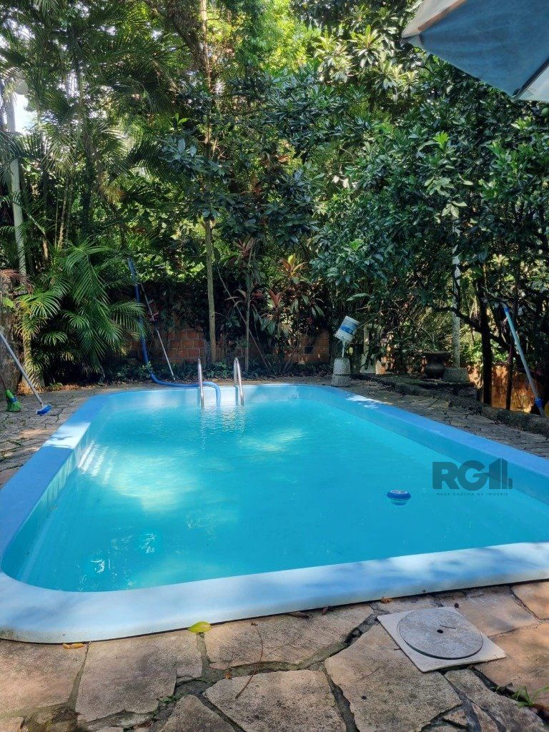 Piscina em meio ao verde
