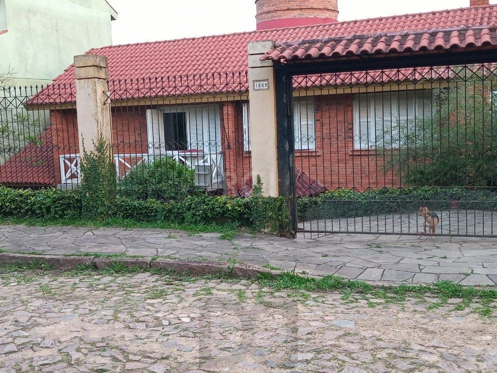 Casa para Venda - 256.87m², 3 dormitórios, sendo 1 suites, 2 vagas - Teresópolis — foto 2