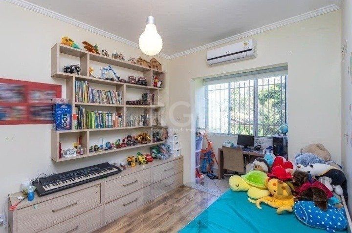 Casa com 03 dormitórios, 01 suíte, pátio, terraço com churrasqueira e vaga de garagem para 03 carros no bairro Ipanema — foto 26