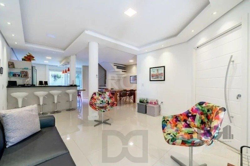 Casa com 03 dormitórios, 01 suíte, pátio, terraço com churrasqueira e vaga de garagem para 03 carros no bairro Ipanema — foto 5