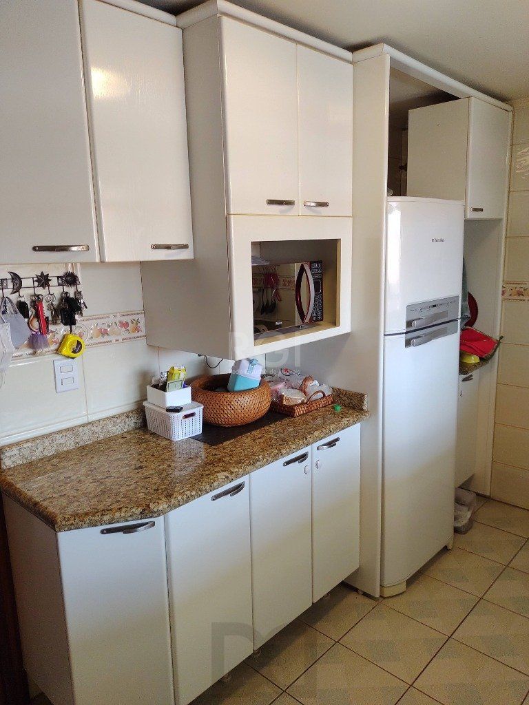 Excelente casa com 03 suíte, espaço gourmet com churrasqueira, living com lareira, pátio com piscina e garagem para 02 carros no bairro Espírito Santo — foto 36